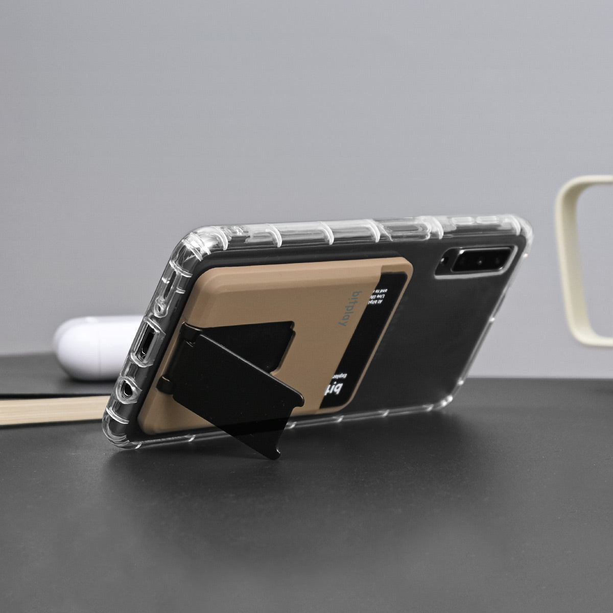 Magnetic Wallet Stand - Sand